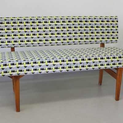 Helrenoverad liten soffa klädd i tyget "Piccadilly" i kollektionen Underground Velvets från Kirkby Design