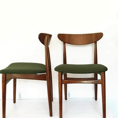 Två av sex stolar omklädda i tyget Rami från Ludvig Svensson.